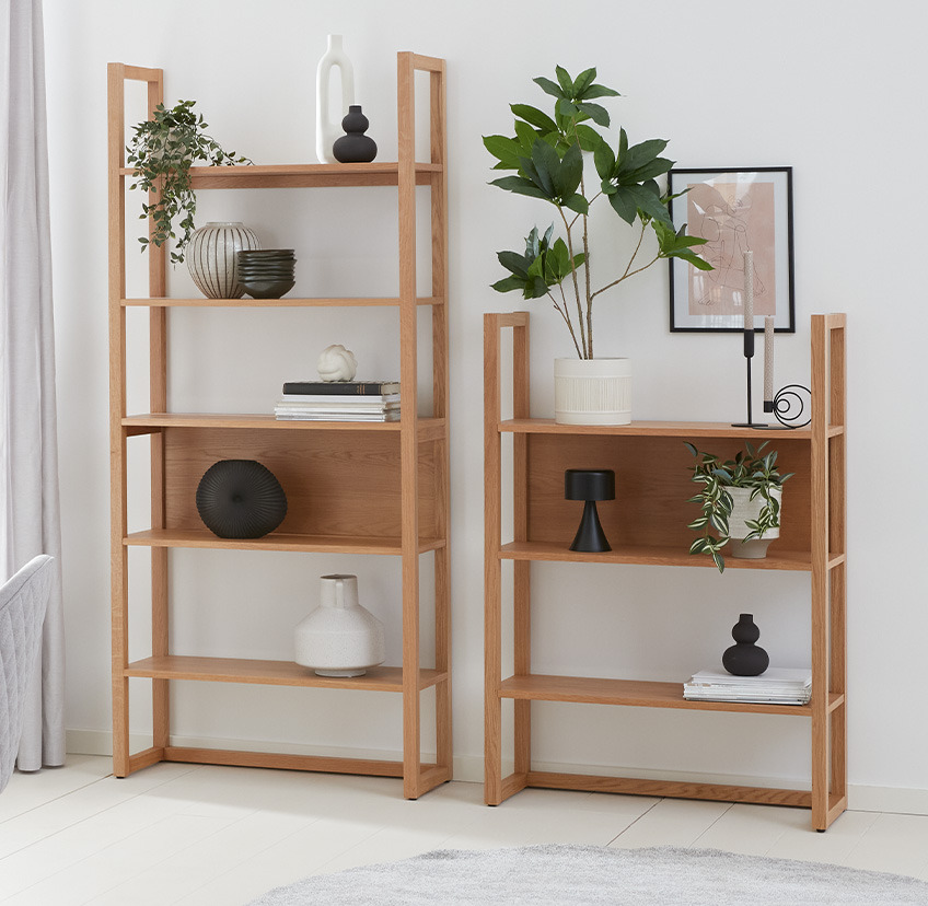 Zwei minimalistische Bücherregale mit drei und fünf Etagen