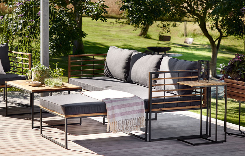 Garten-Loungesofa und Lounge-Sessel mit massivem Akazienholz auf einer Terrasse 