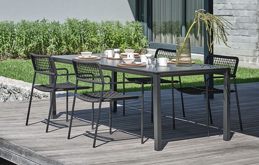 Gartentisch mit Platte aus Verbundholz und Gartenstühle