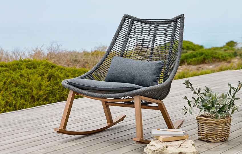 Lounge-Sessel mit Sitzfläche aus Stoffseilen auf Terrasse