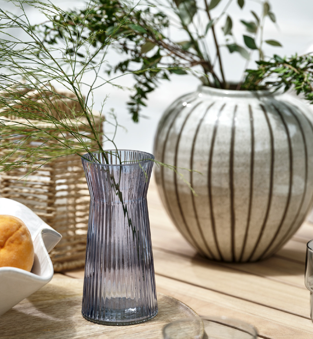 Vasen auf einem Gartentisch