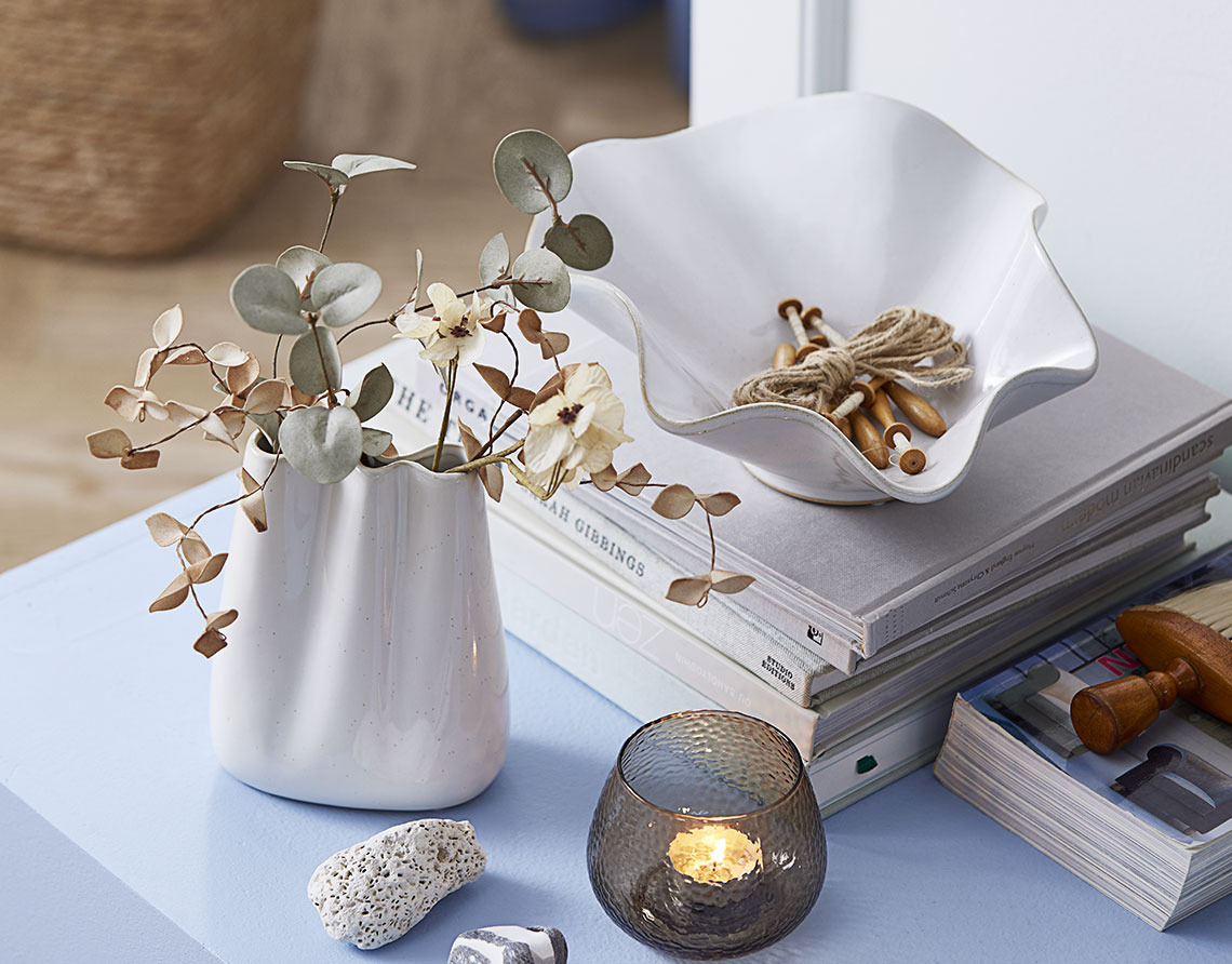 Steingut-Vase mit Kunstblume, weiße Schale und Teelichthalter 